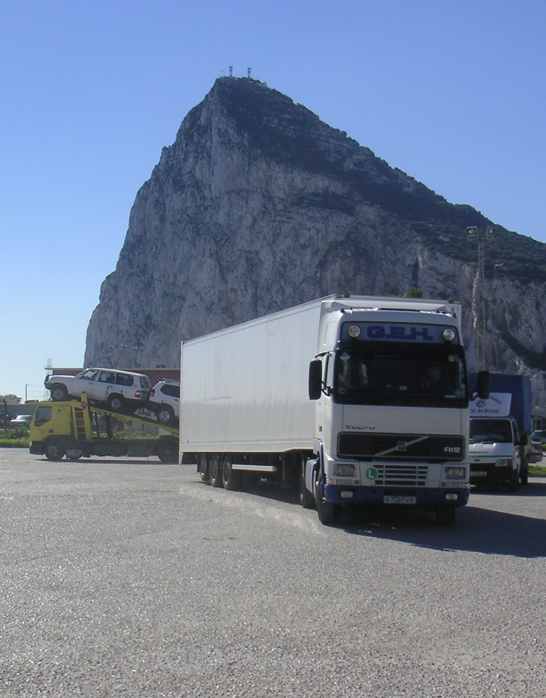 Naast onze bussen werken wij samen met collega-chauffeurs zodat wij goederen ook per vrachtwagen kunnen vervoeren